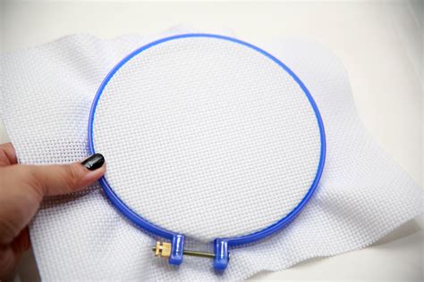 How to Put Fabric in Embroidery Hoop: A Comprehensive Guide with Insightful Views